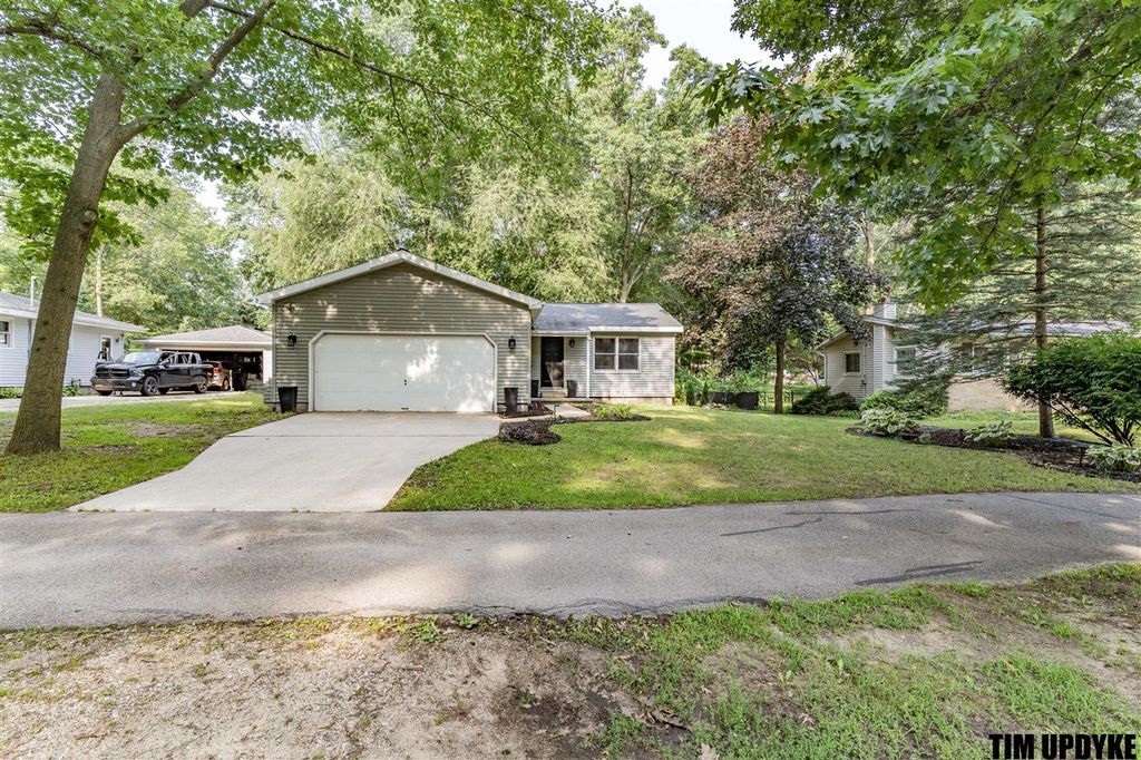16661 152nd Avenue, Spring Lake, MI 49456