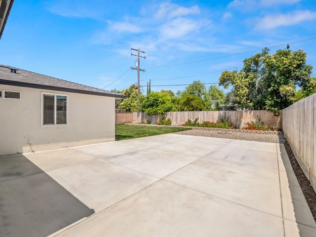 2409 E Holland Avenue, Fresno, CA 93726