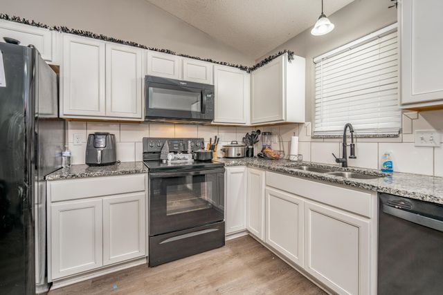 5326-5328 N Cypress St, Bel Aire, KS 67226