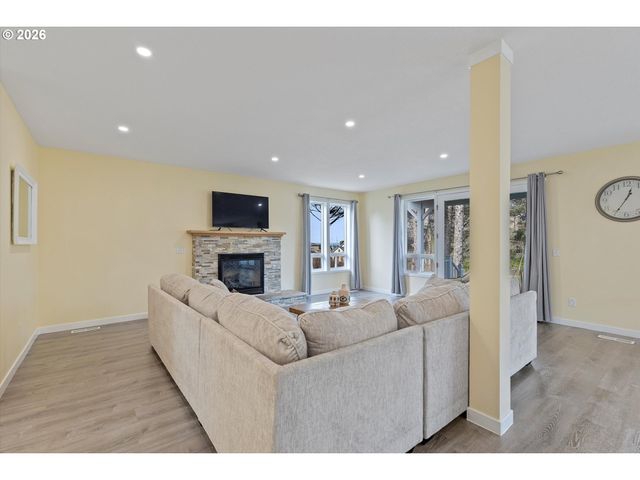 2013 Ne 58TH St, Lincoln City, OR 97367