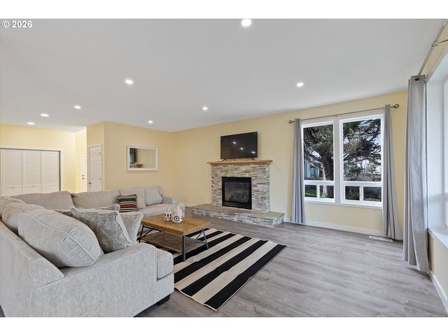 2013 Ne 58TH St, Lincoln City, OR 97367