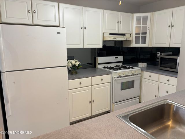 481 Hawthorne Place, Morganville, NJ 07751