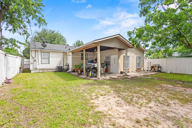 2811 Carlson Drive, Dallas, TX 75235