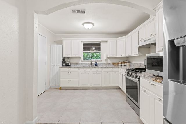 2811 Carlson Drive, Dallas, TX 75235