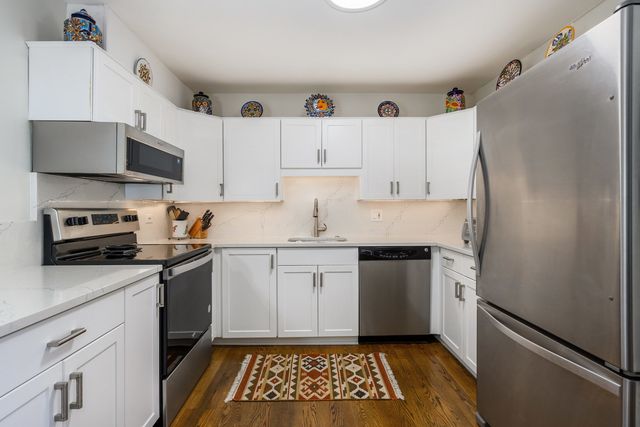990 N Lake Shore Drive 19B, Chicago, IL 60611