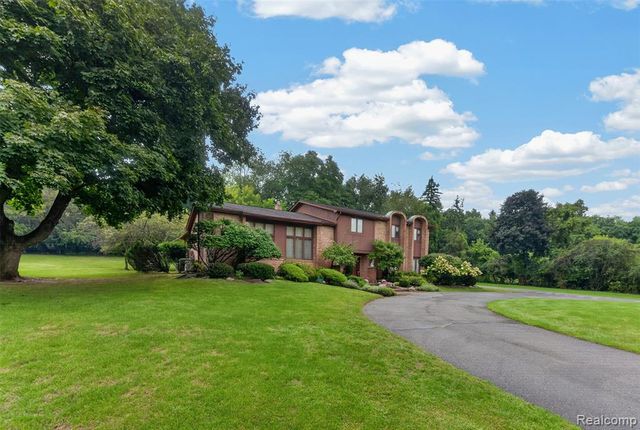 7115 Paterese Drive, Bloomfield Hills, MI 48301