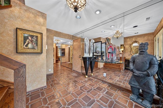 7115 Paterese Drive, Bloomfield Hills, MI 48301