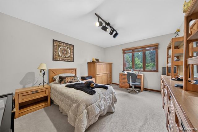 7115 Paterese Drive, Bloomfield Hills, MI 48301