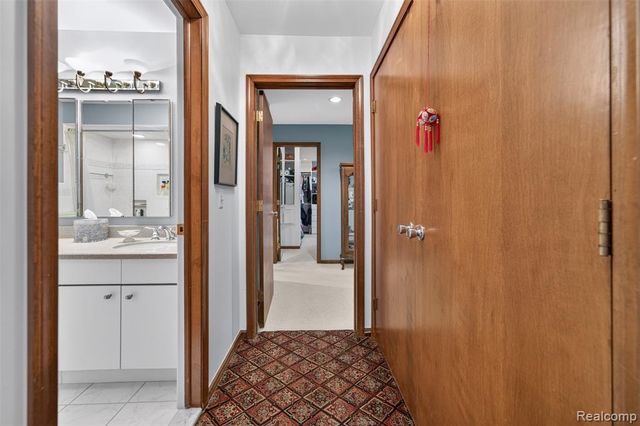 7115 Paterese Drive, Bloomfield Hills, MI 48301