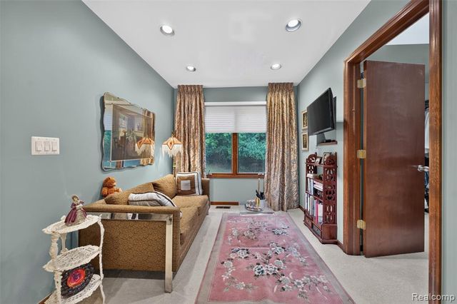 7115 Paterese Drive, Bloomfield Hills, MI 48301