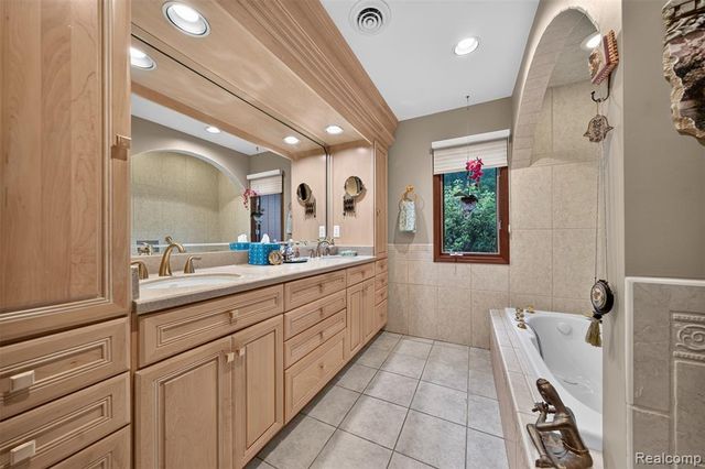 7115 Paterese Drive, Bloomfield Hills, MI 48301