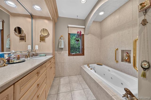 7115 Paterese Drive, Bloomfield Hills, MI 48301