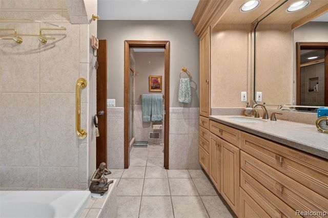 7115 Paterese Drive, Bloomfield Hills, MI 48301