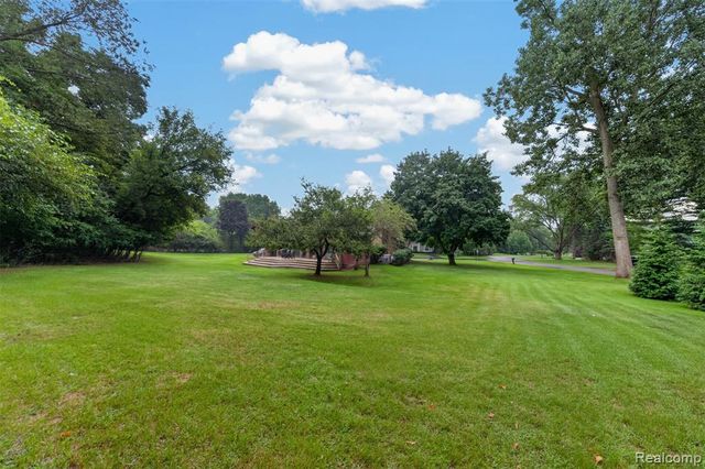 7115 Paterese Drive, Bloomfield Hills, MI 48301