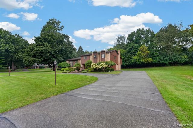 7115 Paterese Drive, Bloomfield Hills, MI 48301