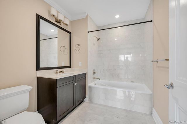 3000 Royal Court 3107, North Hills, NY 11040