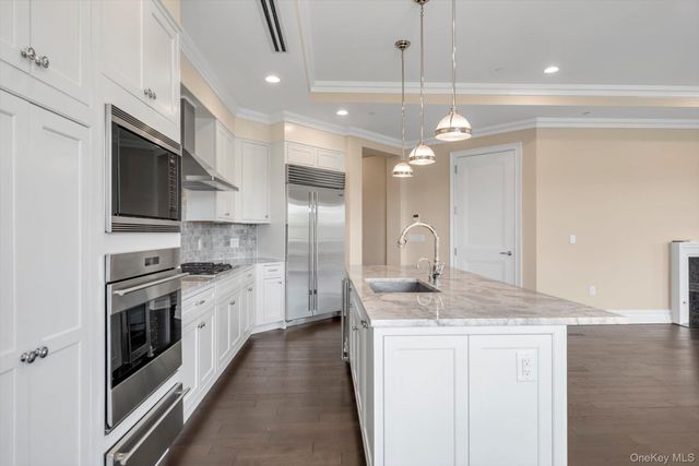 3000 Royal Court 3107, North Hills, NY 11040