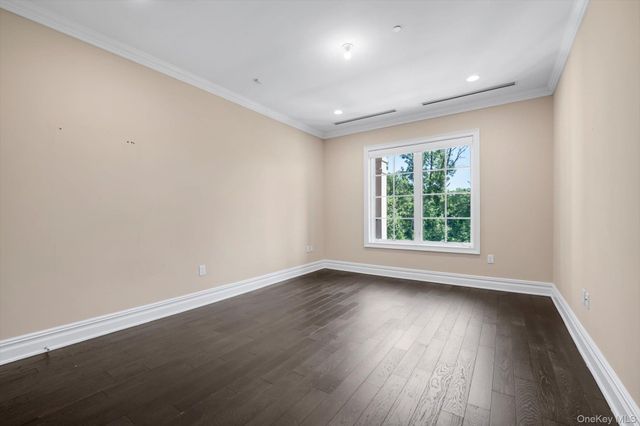 3000 Royal Court 3107, North Hills, NY 11040