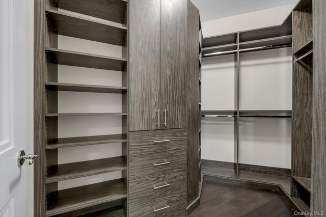3000 Royal Court 3107, North Hills, NY 11040