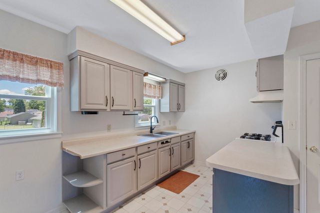 1445 E Mitchell Avenue, Waterloo, IA 50702