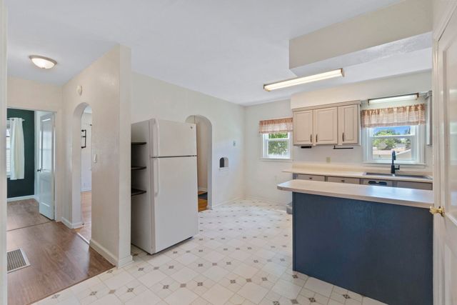 1445 E Mitchell Avenue, Waterloo, IA 50702