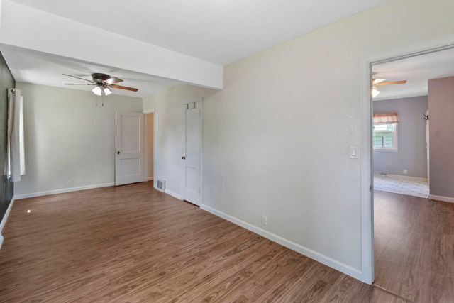 1445 E Mitchell Avenue, Waterloo, IA 50702