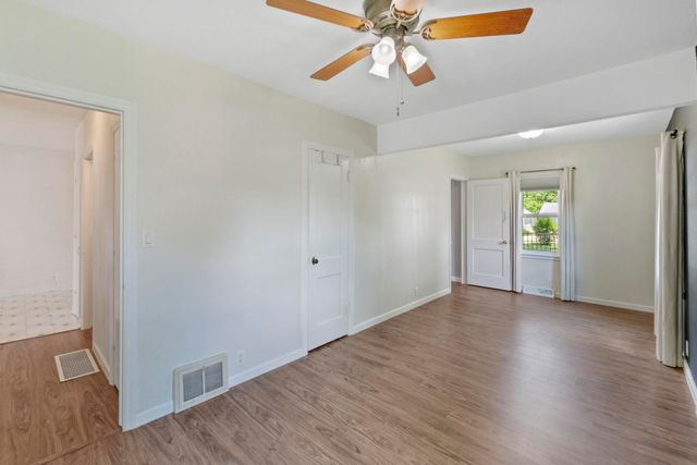 1445 E Mitchell Avenue, Waterloo, IA 50702