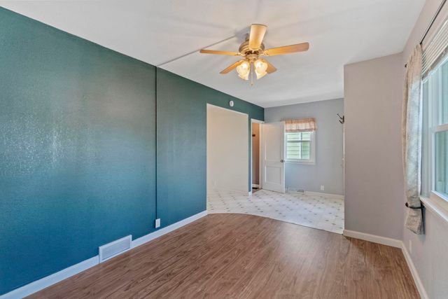 1445 E Mitchell Avenue, Waterloo, IA 50702