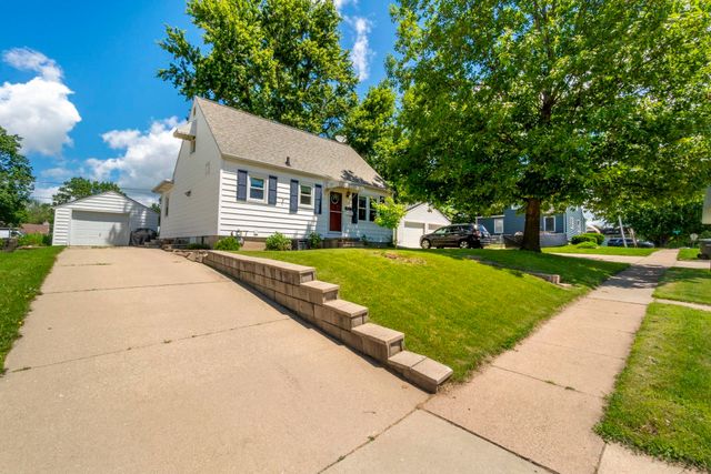 1445 E Mitchell Avenue, Waterloo, IA 50702