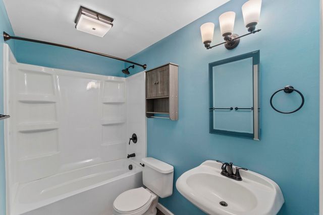 1445 E Mitchell Avenue, Waterloo, IA 50702