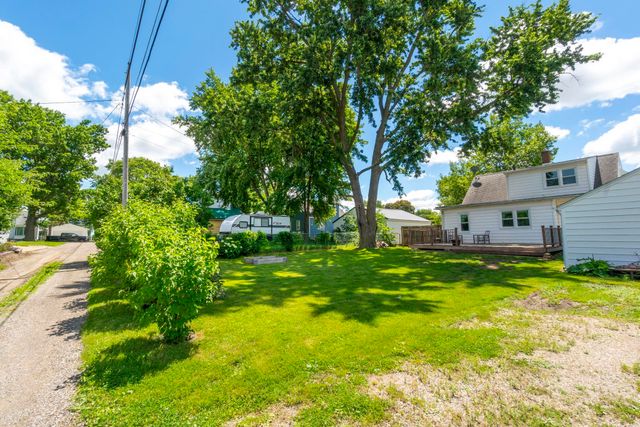 1445 E Mitchell Avenue, Waterloo, IA 50702