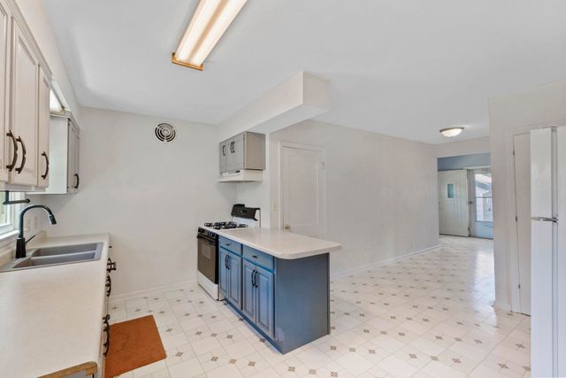 1445 E Mitchell Avenue, Waterloo, IA 50702