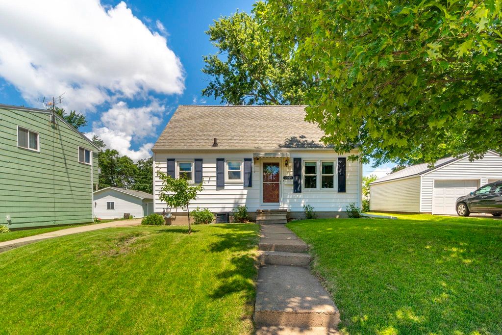 1445 E Mitchell Avenue, Waterloo, IA 50702