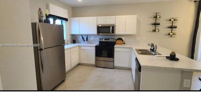 305 NE 1st Dr 305, Florida City, FL 33034