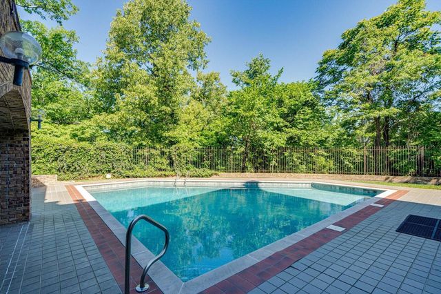 551 N Crest Court, Chattanooga, TN 37404