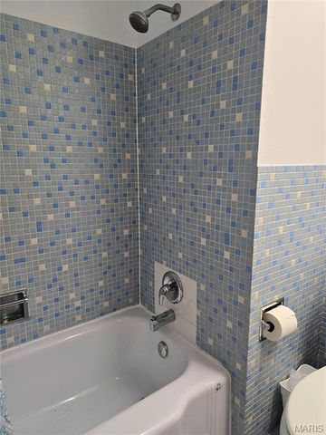 2945 Dover Drive, Florissant, MO 63033