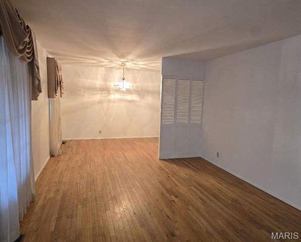 2945 Dover Drive, Florissant, MO 63033