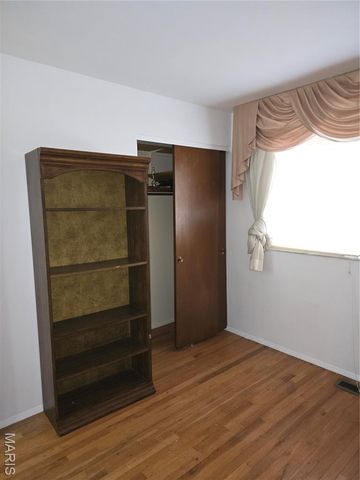 2945 Dover Drive, Florissant, MO 63033