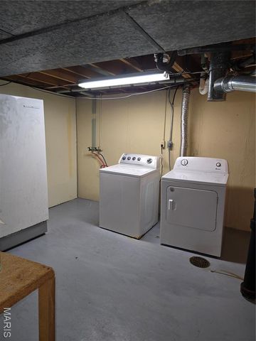 2945 Dover Drive, Florissant, MO 63033