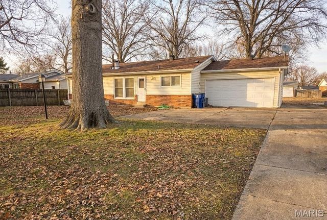2945 Dover Drive, Florissant, MO 63033