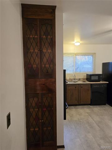 2945 Dover Drive, Florissant, MO 63033