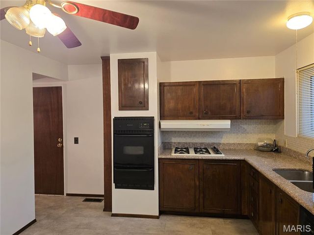 2945 Dover Drive, Florissant, MO 63033