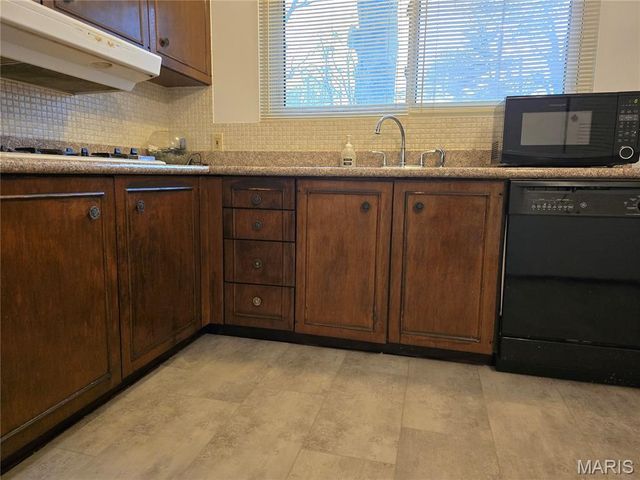 2945 Dover Drive, Florissant, MO 63033