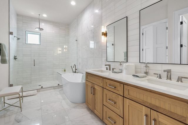 218 E Dallas Road 104, Grapevine, TX 76051