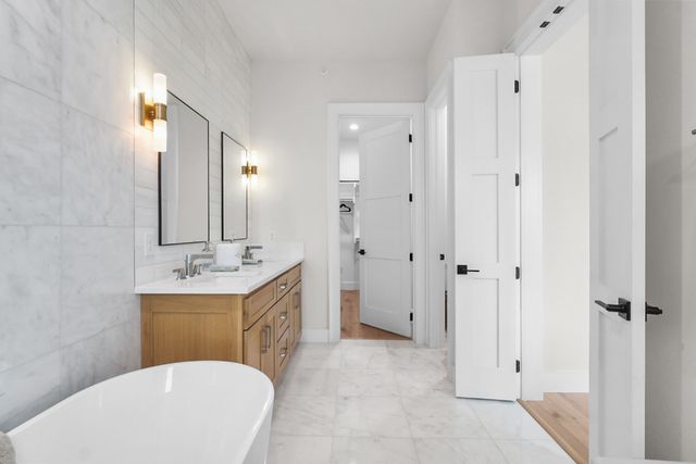 218 E Dallas Road 104, Grapevine, TX 76051