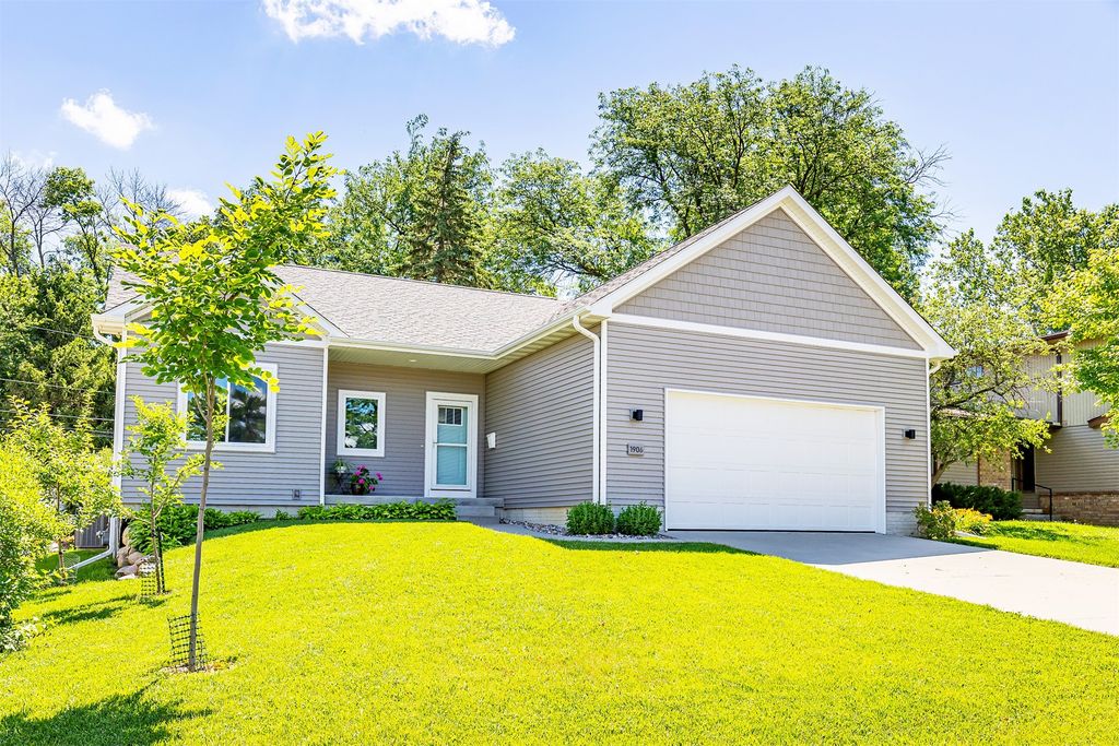 1906 Duff Avenue, Ames, IA 50010