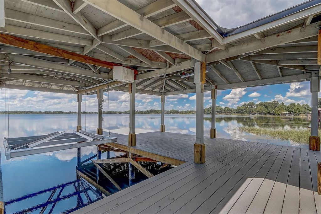 Image 5 of property listing at 9940 LONE TREE LANE, Orlando, FL 32836