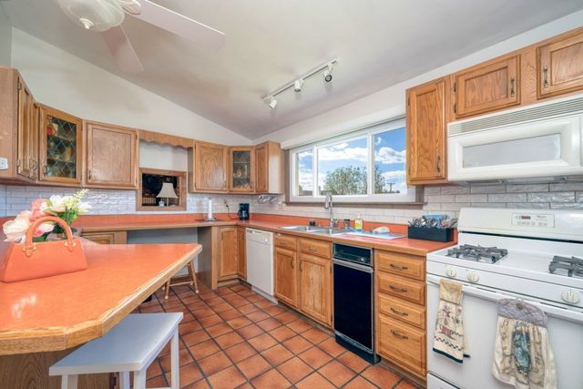 15 2nd St, Hull, MA 02045