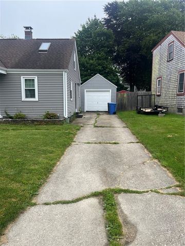 7 King Road, Middletown, RI 02842