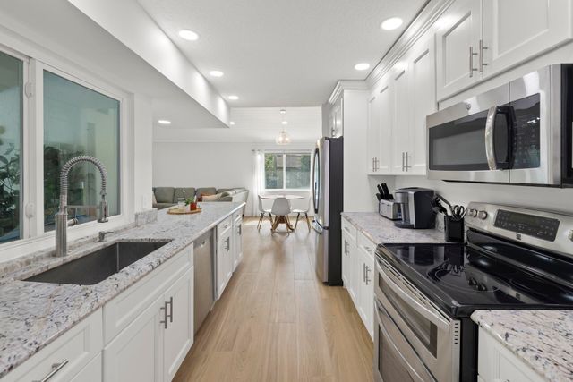 12151 Old Country Road N, Wellington, FL 33414